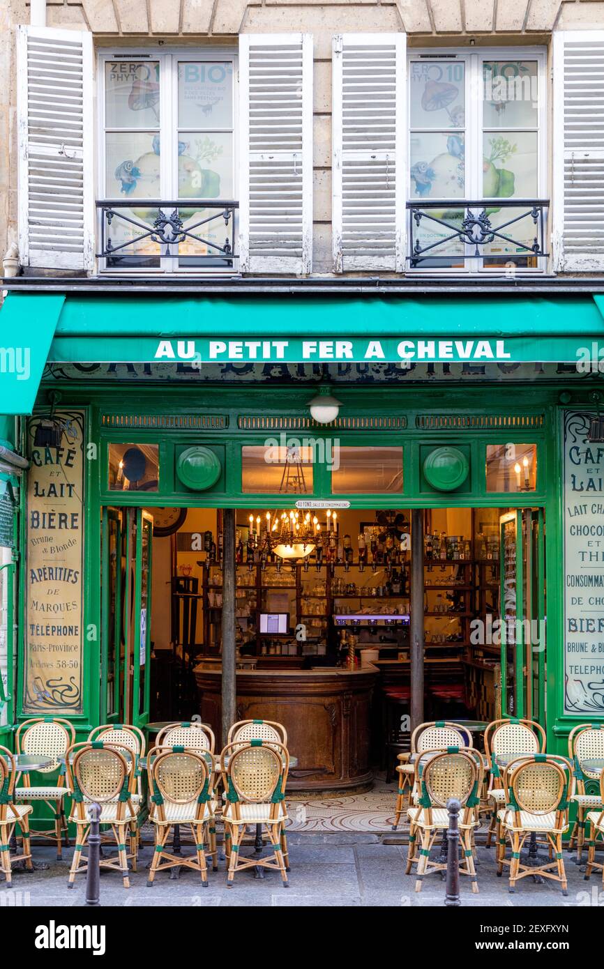 Offene Türen im Cafe Au Petit Fer A Cheval im Marais, Paris, Ile-de-France, Frankreich Stockfoto