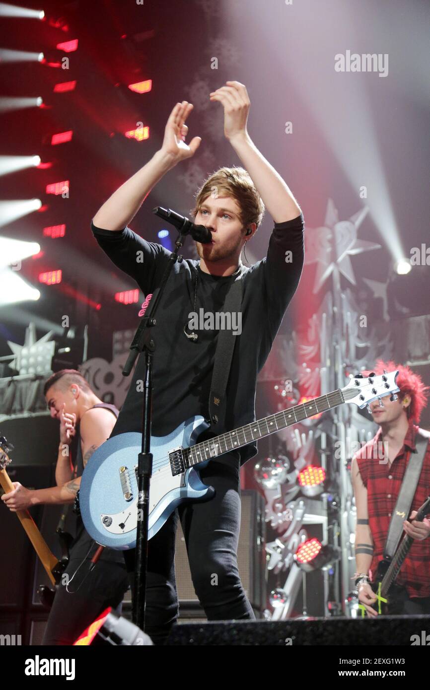 SUNRISE,FL-DECEMBER 18: Gitarrist Luke Hemmings von 5 Seconds of Summer tritt auf der Bühne des Y100's Jingle Ball 2015 auf, präsentiert von Capital One im BB&T Center am 18. Dezember 2015 in Sunrise, Florida. ( Foto von Alberto E. Tamargo) *** Bitte benutzen Sie die Gutschrift aus dem Kreditfeld *** Stockfoto