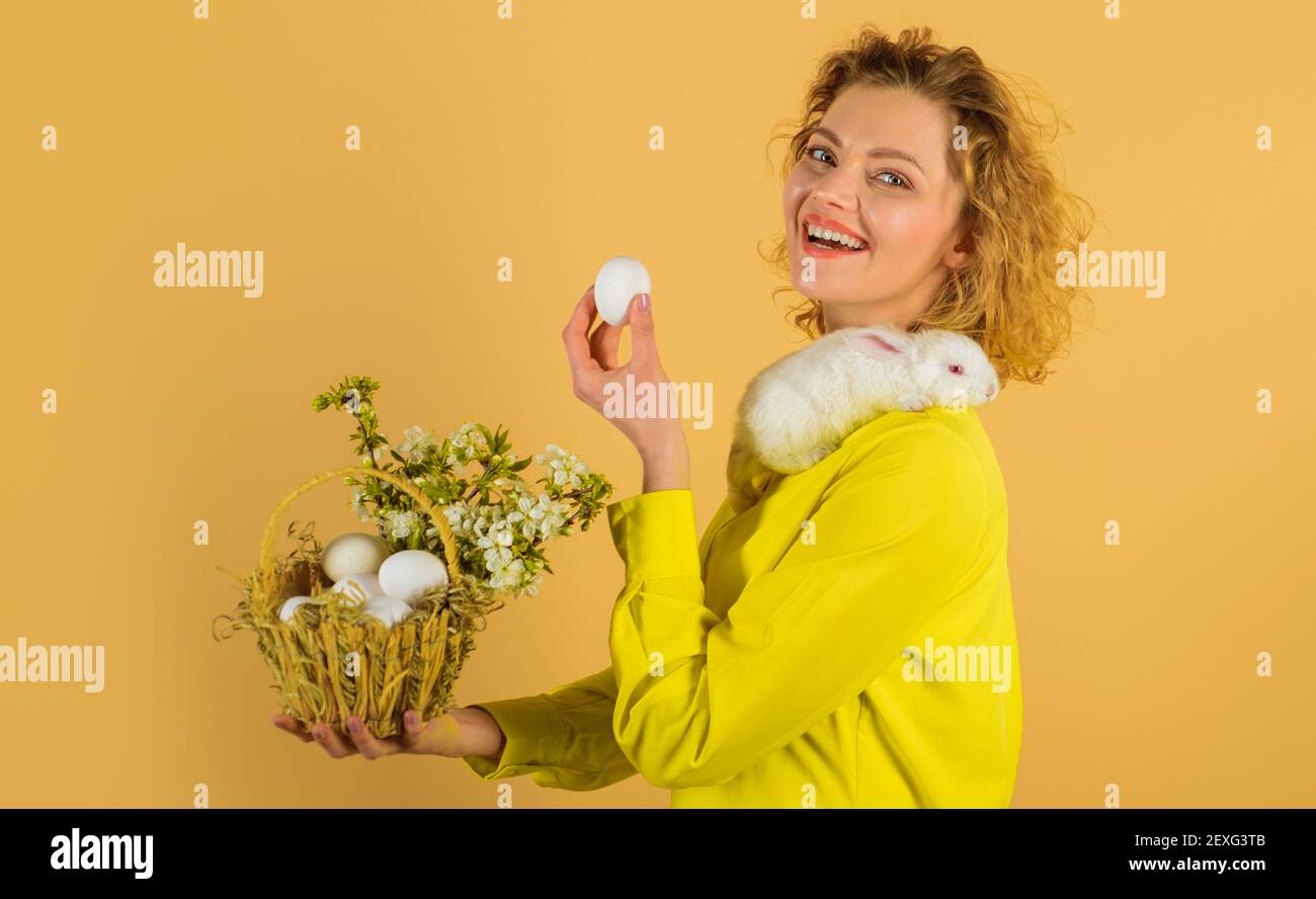 Eiersuche. Osterei. Lächelnde Frau mit Körbchen Eier. Frühlingsurlaub. Stockfoto
