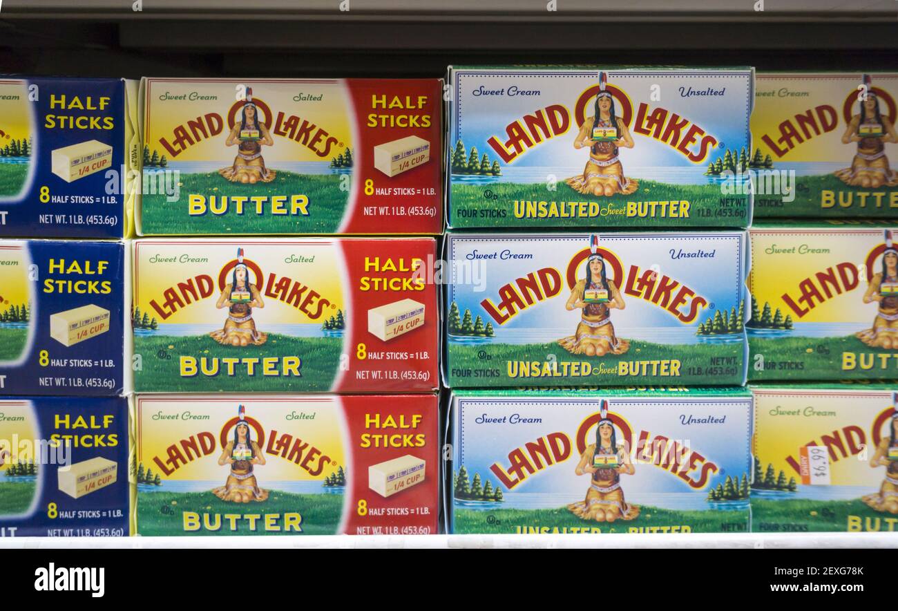 Verpackungen von Land o' Lakes Markenbutter werden am Montag, den 20. Juli 2015, in einem Kühlkoffer in einem Supermarkt in New York gesehen. (Foto von Richard B. Levine) Stockfoto