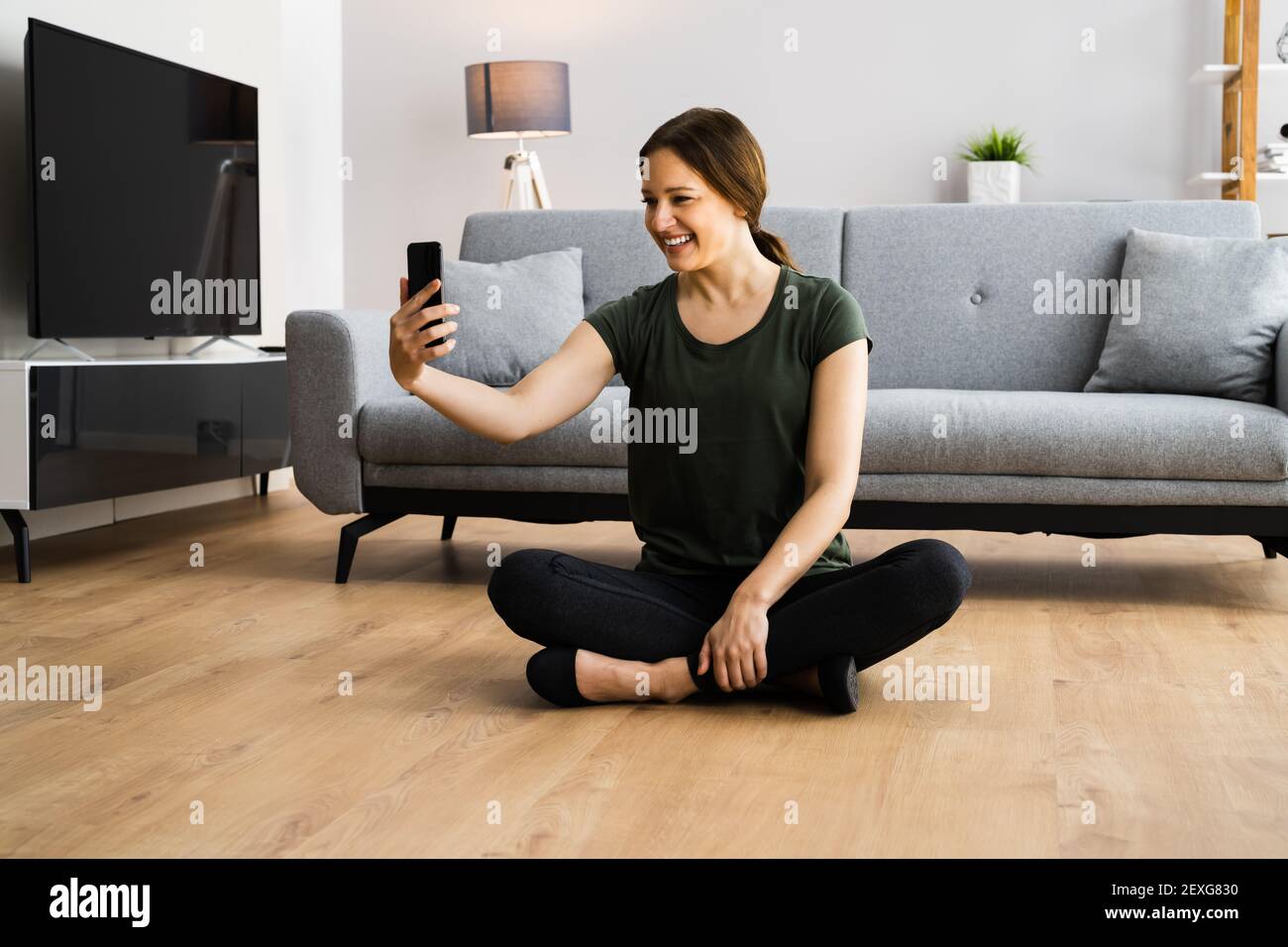 Weibliche Selfie Porträt Im Wohnzimmer Stockfoto
