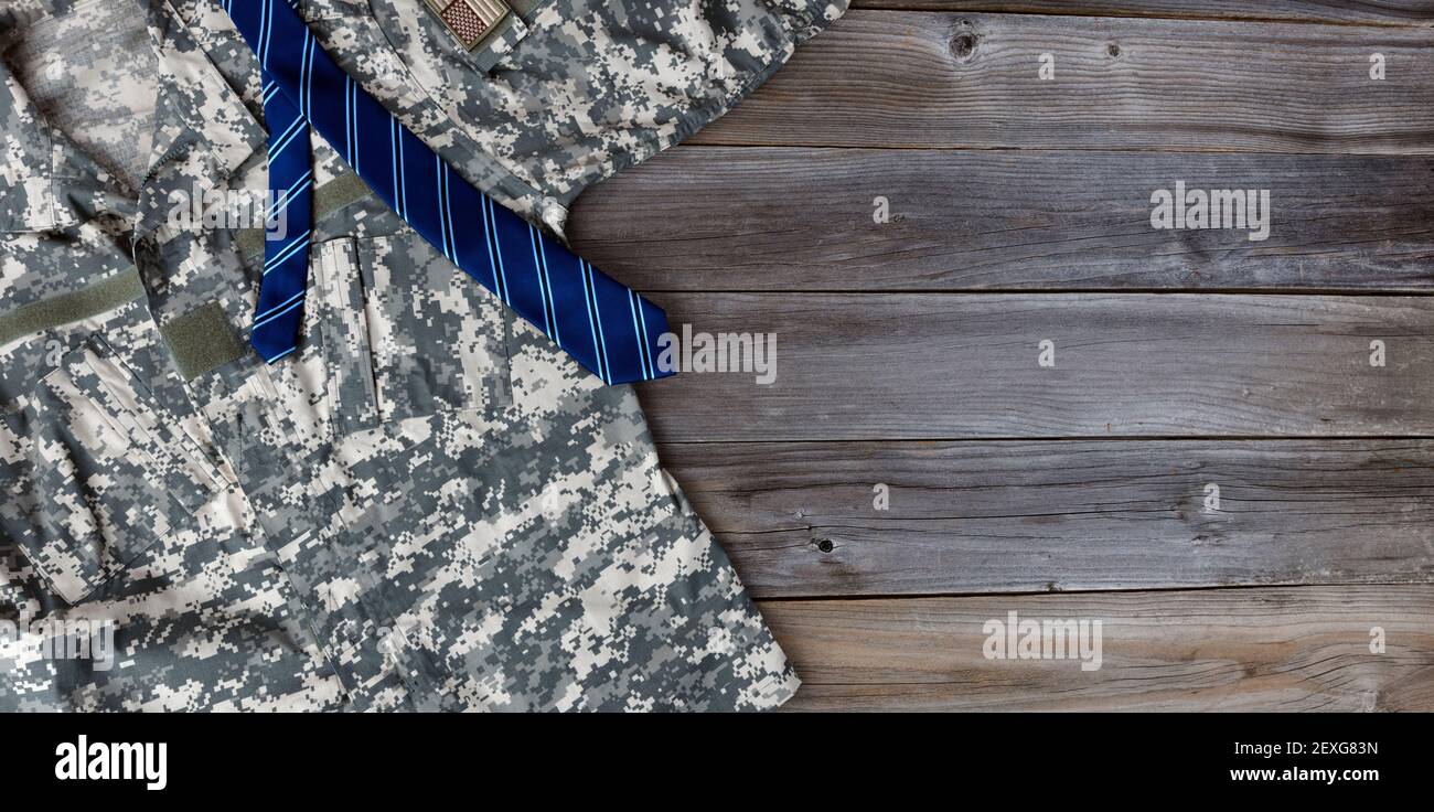 Militär Uniform Hemd mit blauer Krawatte für Väter Tag Konzept Hintergrund Stockfoto