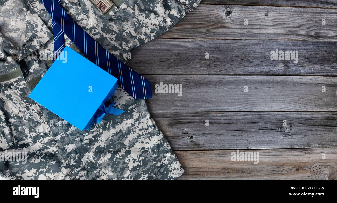 Militär Uniform Hemd mit blauer Krawatte plus Geschenkbox für Väter Tag Konzept Hintergrund Stockfoto