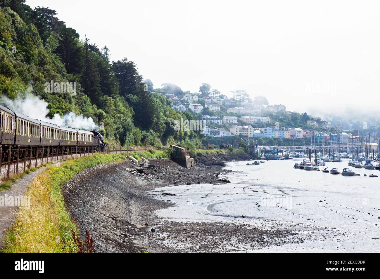 England, Devon, GWR Dampflokomotive Nr. 7827 'Lydham Manor' Ankunft in Kingswear mit der Dartmouth Steam Railway Stockfoto