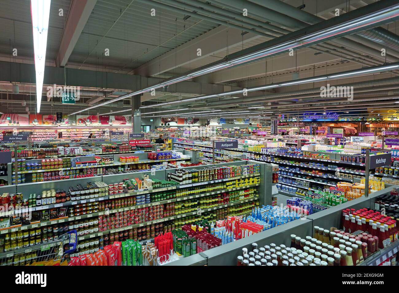 Supermarkt Regale Gang , Edeka Scheck-in Center in Frankfurt am Main, Hessen, Deutschland Stockfoto