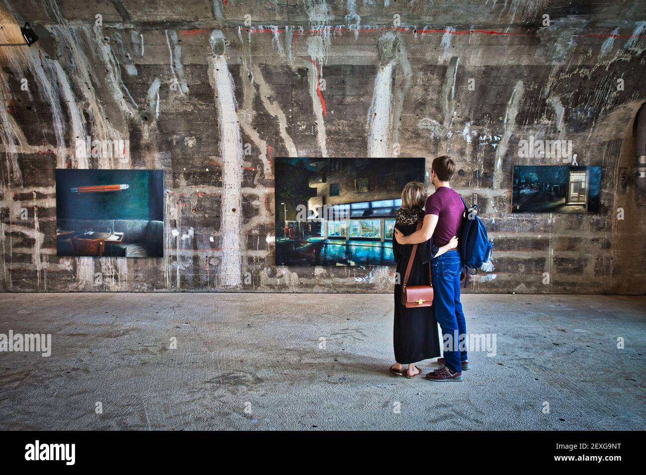 Junges Paar beim Betrachten von Gemälden im Kunstverein Familie Montez in Frankfurt Stockfoto