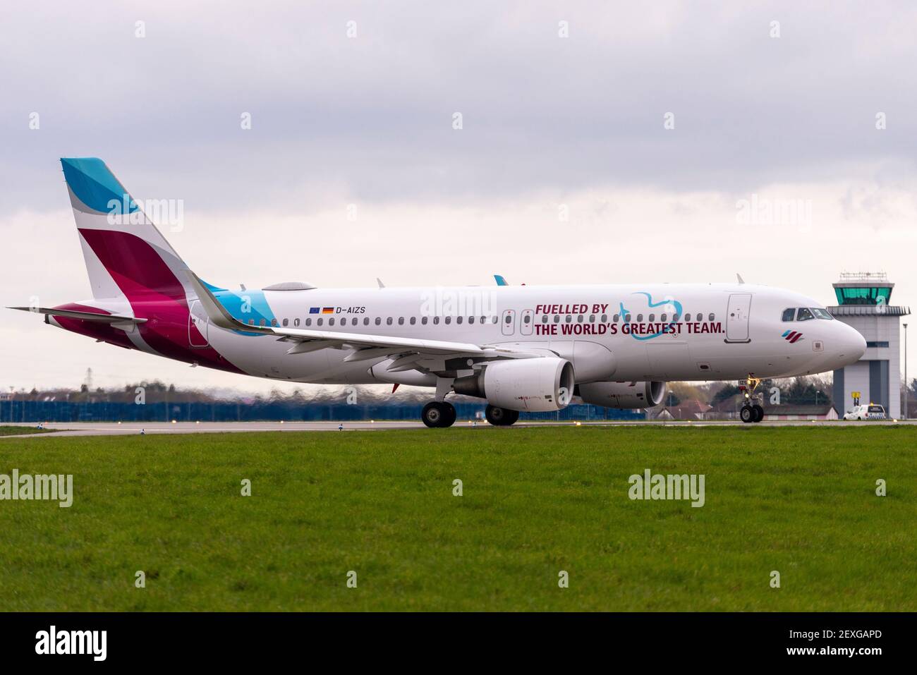 Die Fluggesellschaft Eurowings hat eine Nachricht auf einen ihrer hinzugefügt Airbus A320-Flugzeuge, um ihren Mitarbeitern für ihre Bemühungen zu danken Während der COVID 19 Pandemie Stockfoto