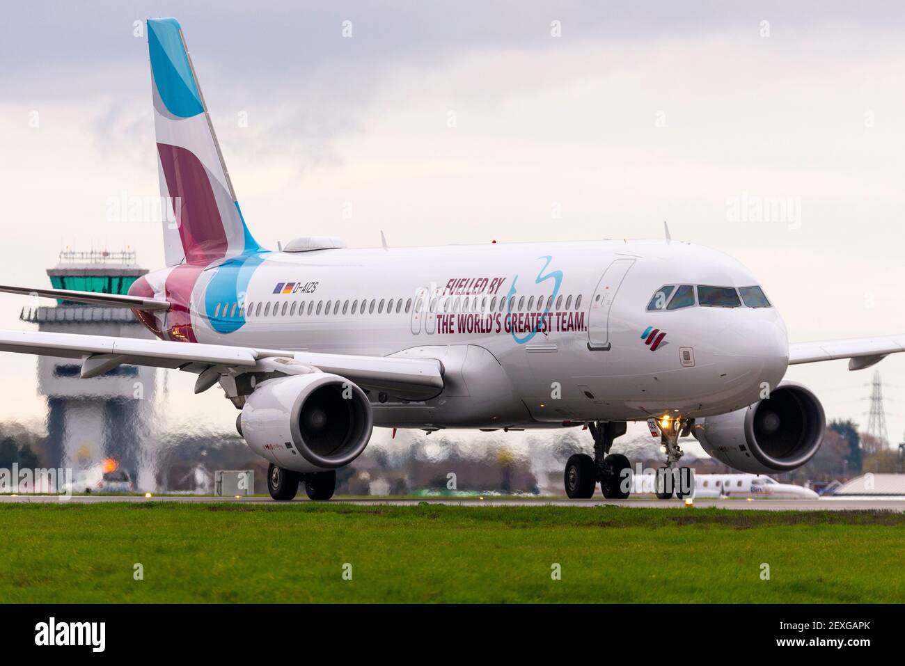Eurowings hat eine Nachricht auf einen Airbus gesetzt A320 Linienflugzeuge, um ihren Mitarbeitern für ihre Bemühungen zu danken Während der COVID 19 Pandemie Stockfoto