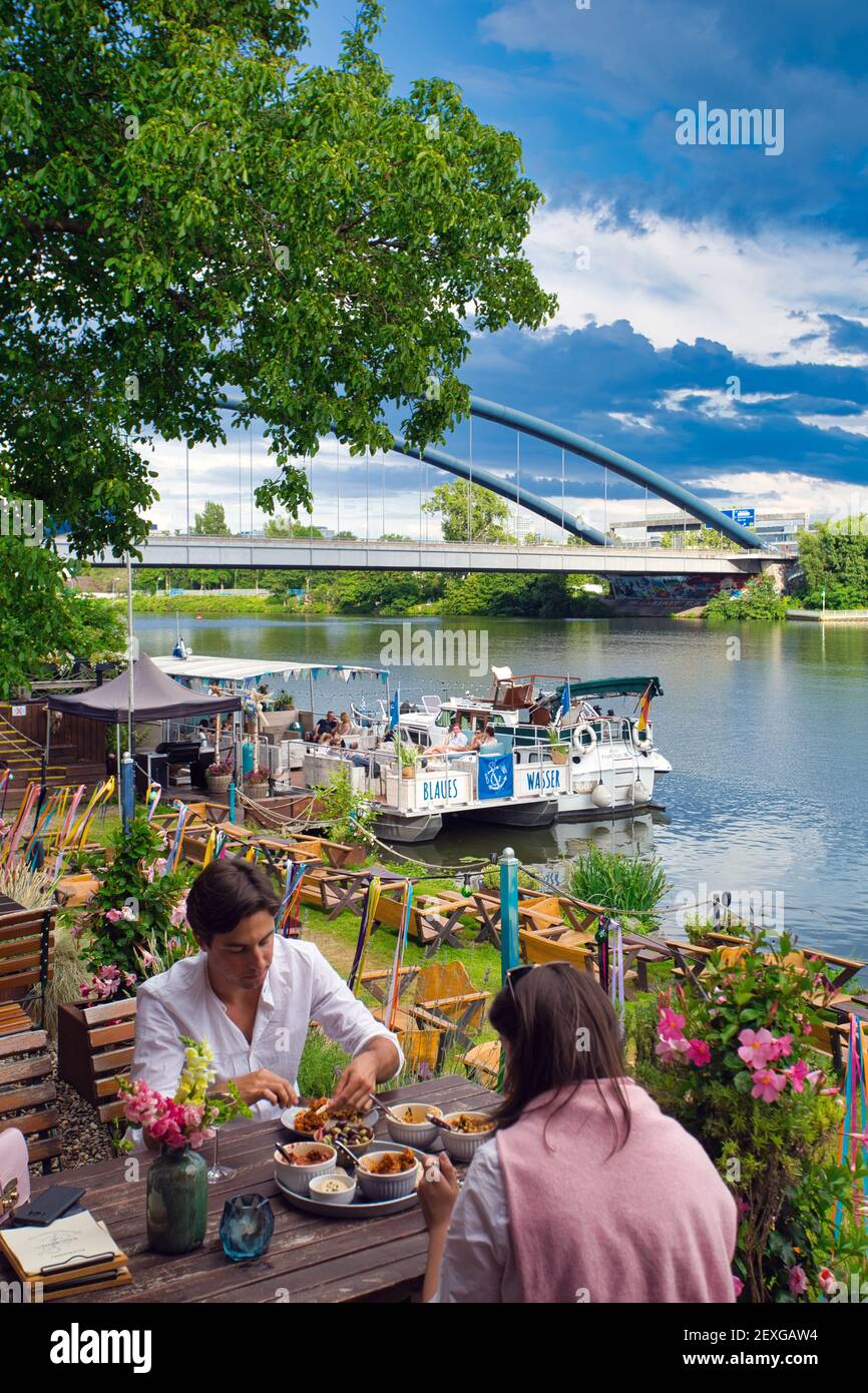 Pärchen essen in einem Restaurant am Mainufer, Frankfurt am Main, Hessen, Deutschland. Stockfoto