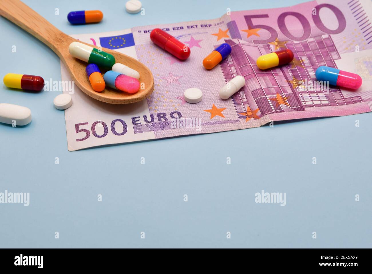Original-Foto von Drogen auf hellblauem Hintergrund, 500-Euro-Banknoten und Holzlöffel Stockfoto