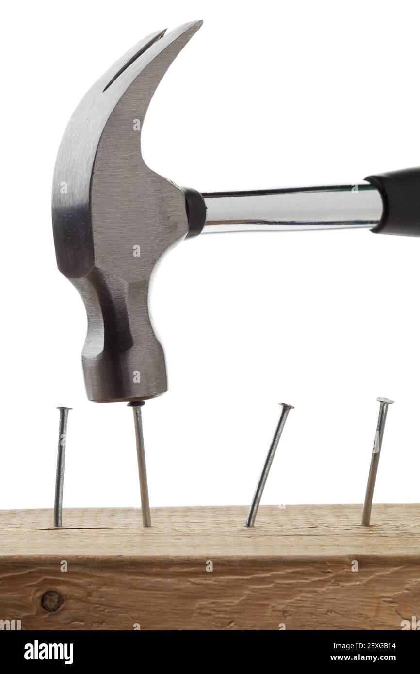 Nägel auf Holz hämmern Stockfoto