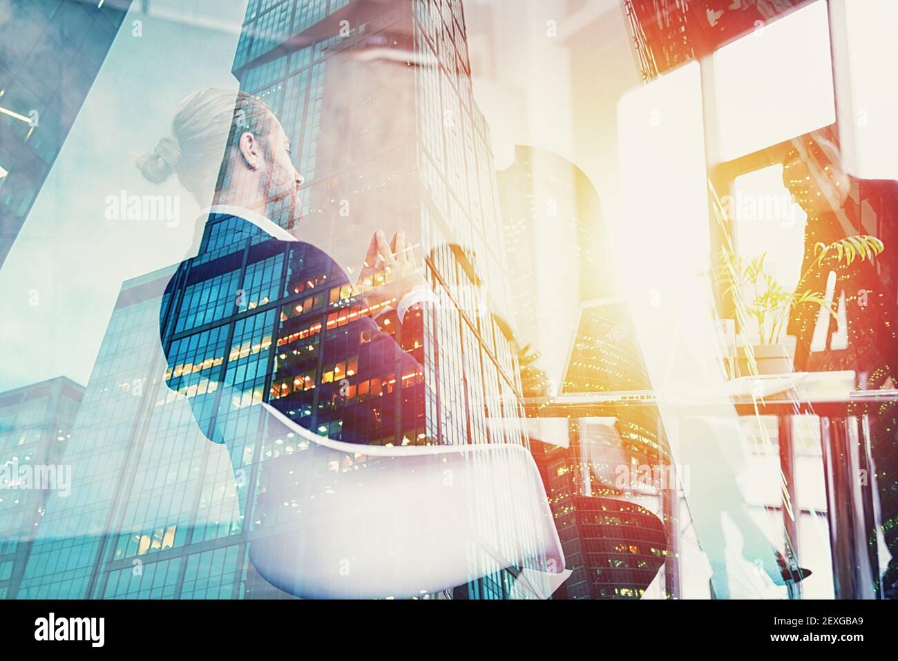 Hipster Business man in elegantem Anzug ist auf Business Meeting im Büro. Doppelte Belichtungseffekte Stockfoto