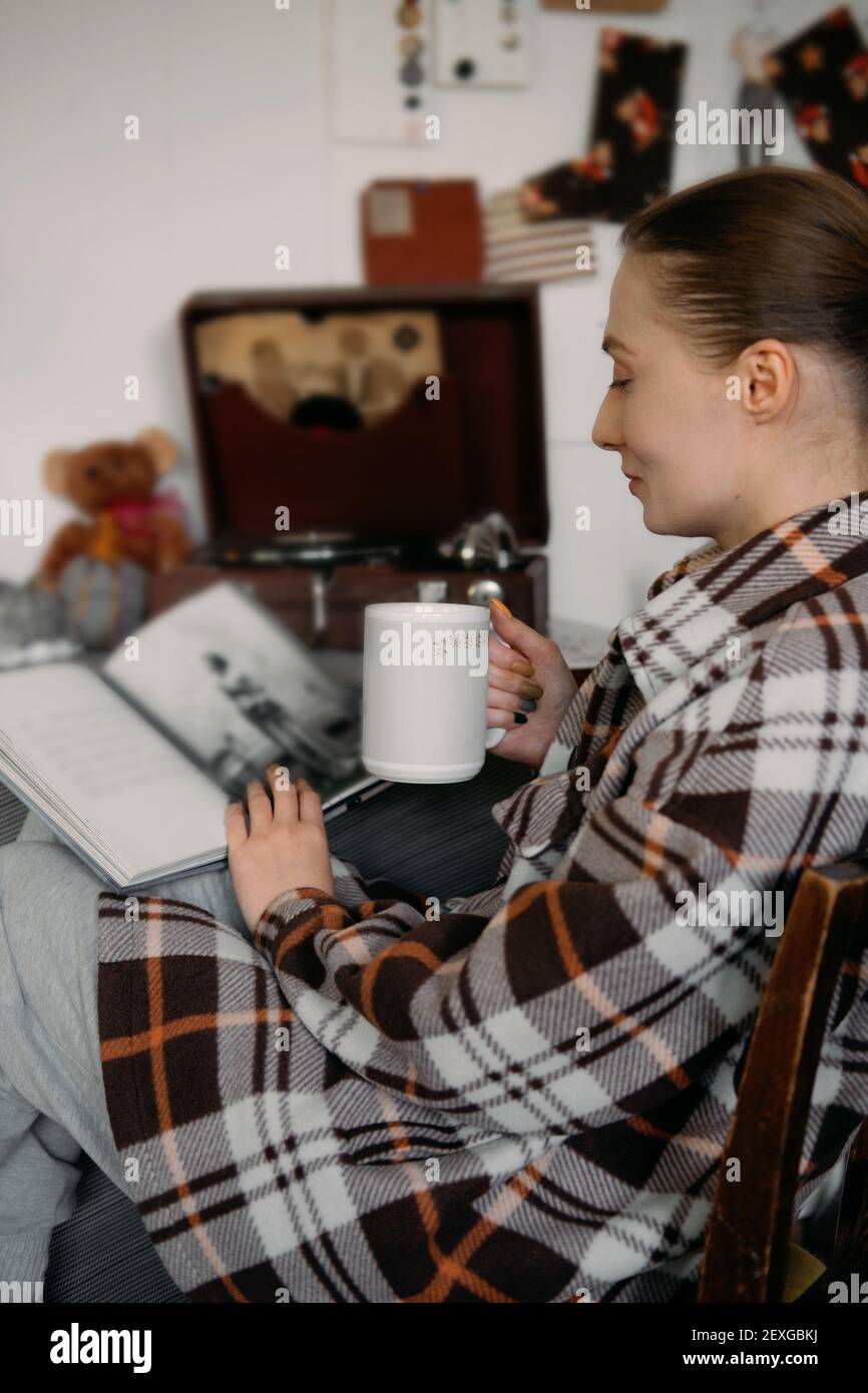 Herbst Winter gemütliche Stimmung Heimtag. Kalter Herbst- oder Wintertag. Wärmende Stimmung. Frau trinkt warmen Kakao mit Marshmallows. Faules Wochenende, Hygge-Konzept Stockfoto
