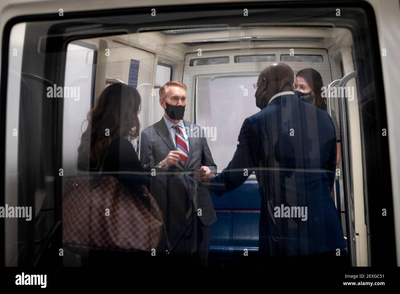 US-Senator James Lankford (Republikaner von Oklahoma), links, spricht mit US-Senator Raphael G. Warnock (Demokrat von Georgia), rechts, in einem U-Bahn-Zug des Senats nach einer Abstimmung im US-Kapitol in Washington, DC, Donnerstag, 4. März 2021. Kredit: Rod Lampey/CNP Stockfoto