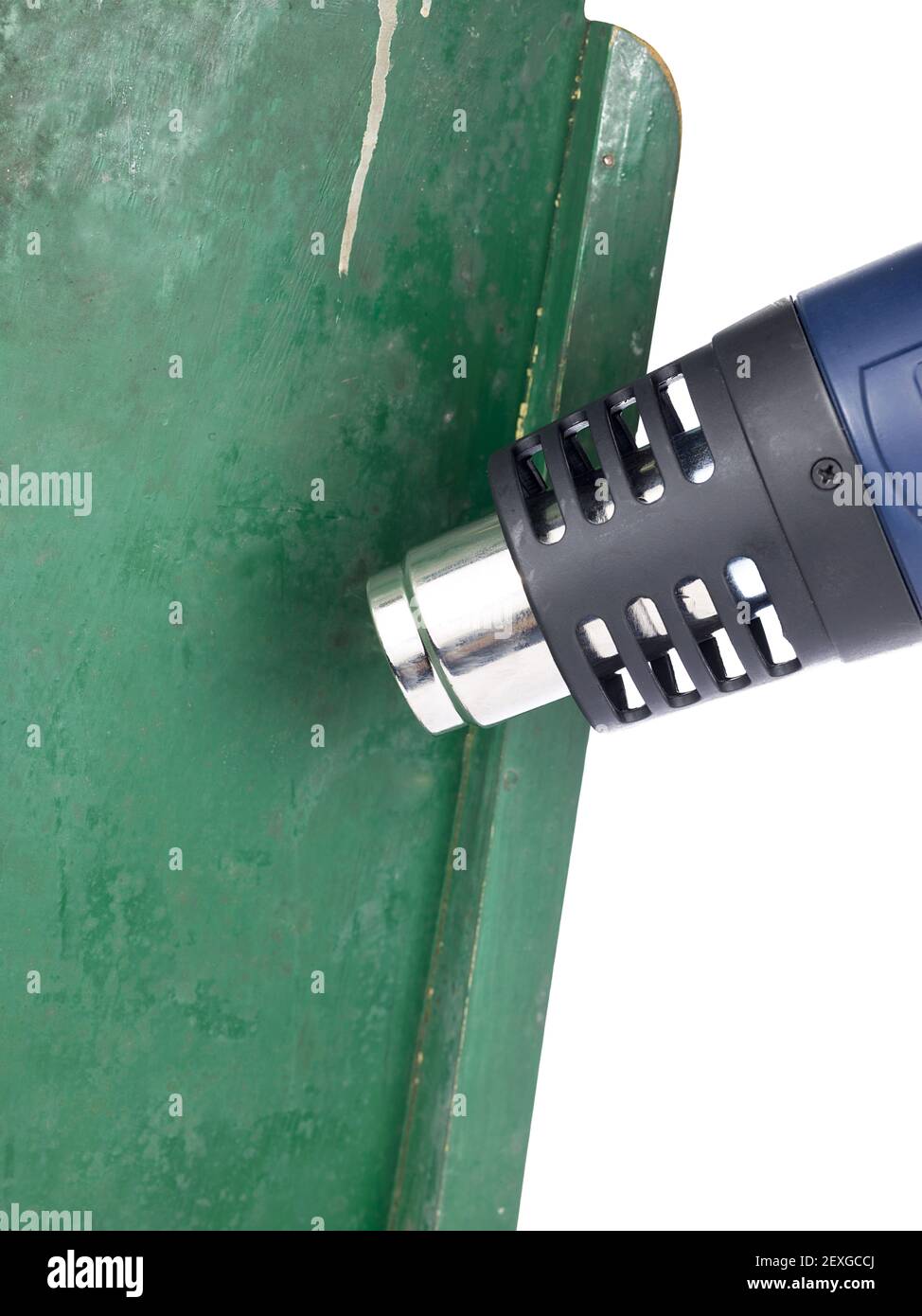 Nahaufnahme der Heißluftpistole über grüner Farbe Stockfoto