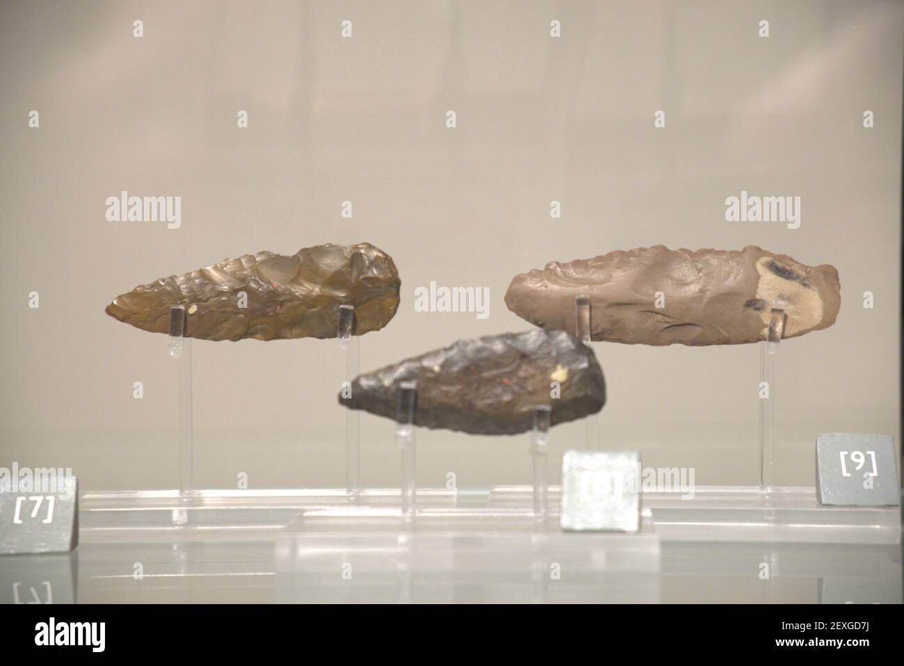 Ägyptisches Museum von Turin, Italien - Februar 2021: Speerspitzen im Feuerstein aus prähistorischer Zeit Stockfoto