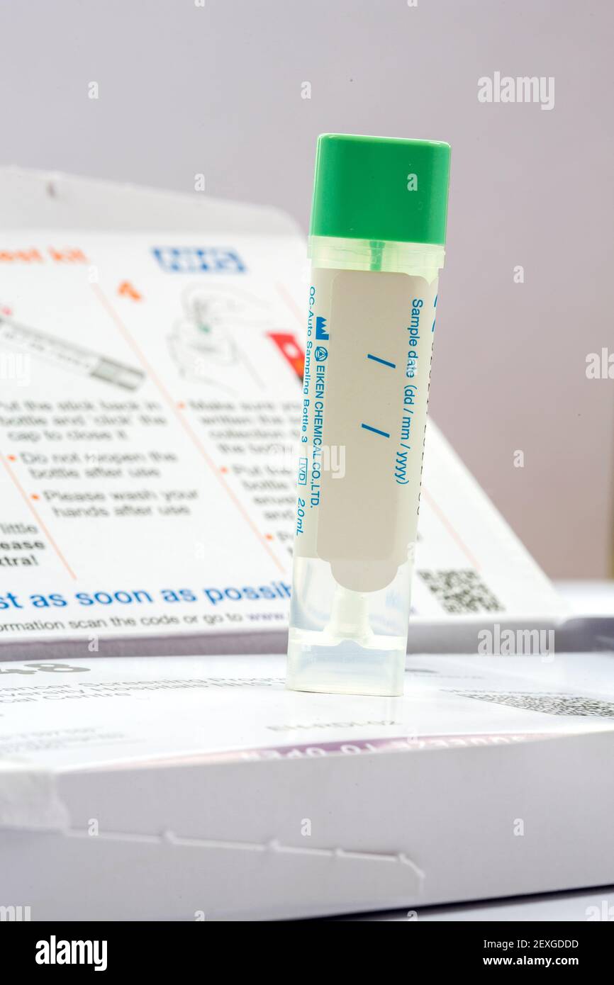Testkit für NHS-Darmkrebs-Screening. Stockfoto