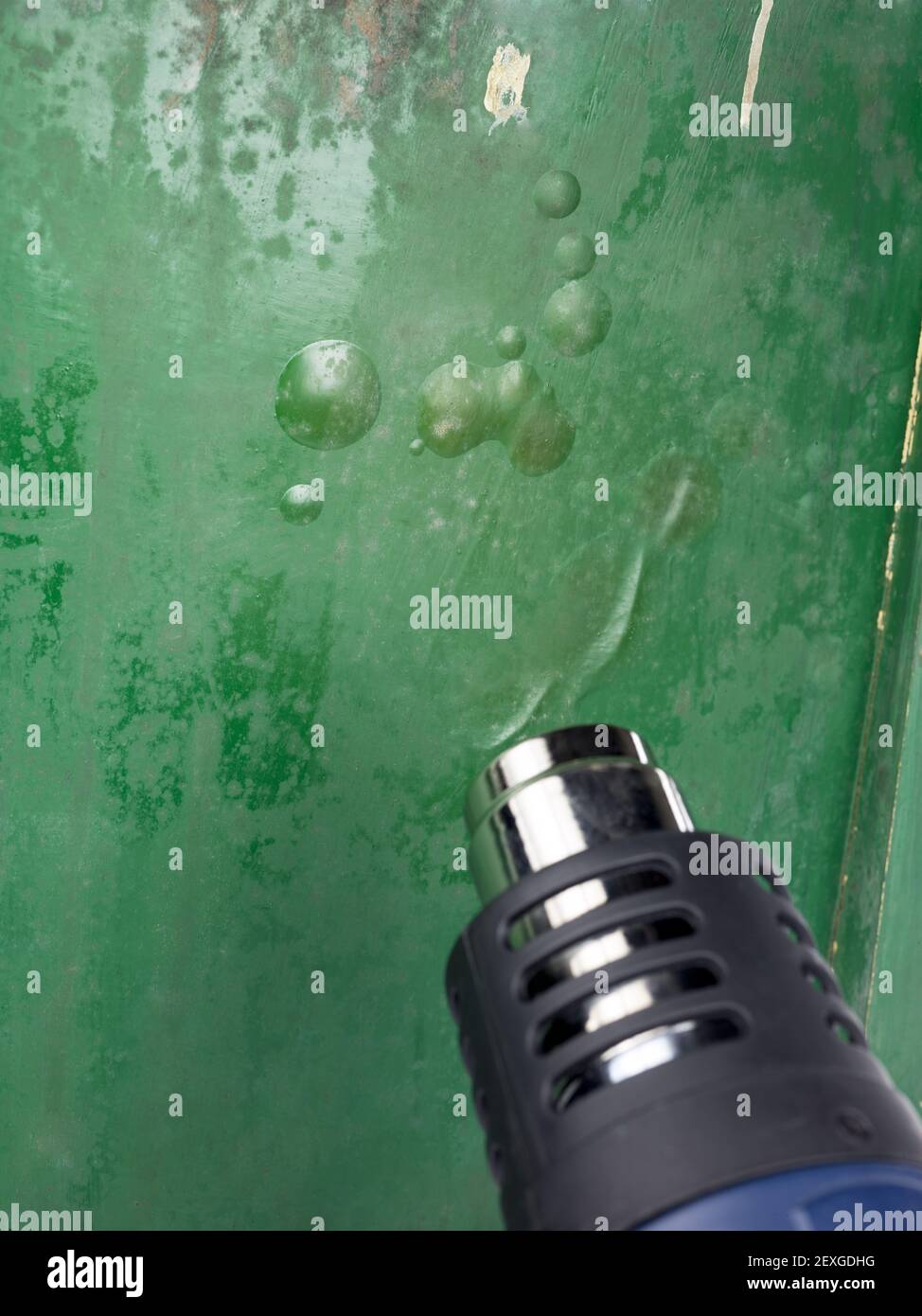 Heißluftpistole zum Abstreifen von Farbe von der Holzoberfläche Stockfoto