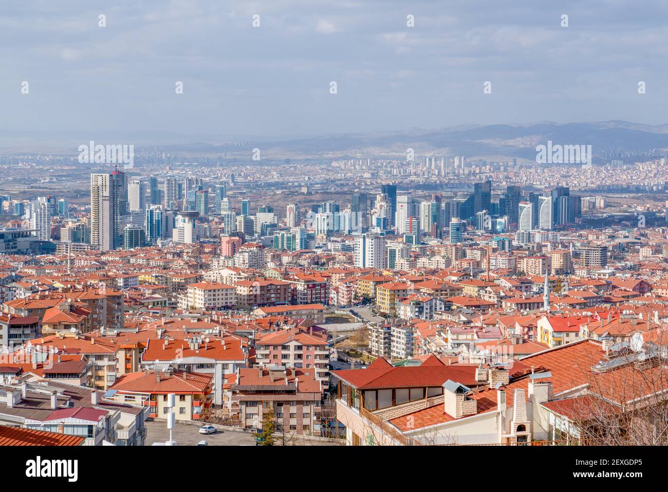 Ankara, Türkei - Februar 9 2021: Panoramablick auf Ankara aus Dikmen und Sogutozu im Hintergrund. Stockfoto