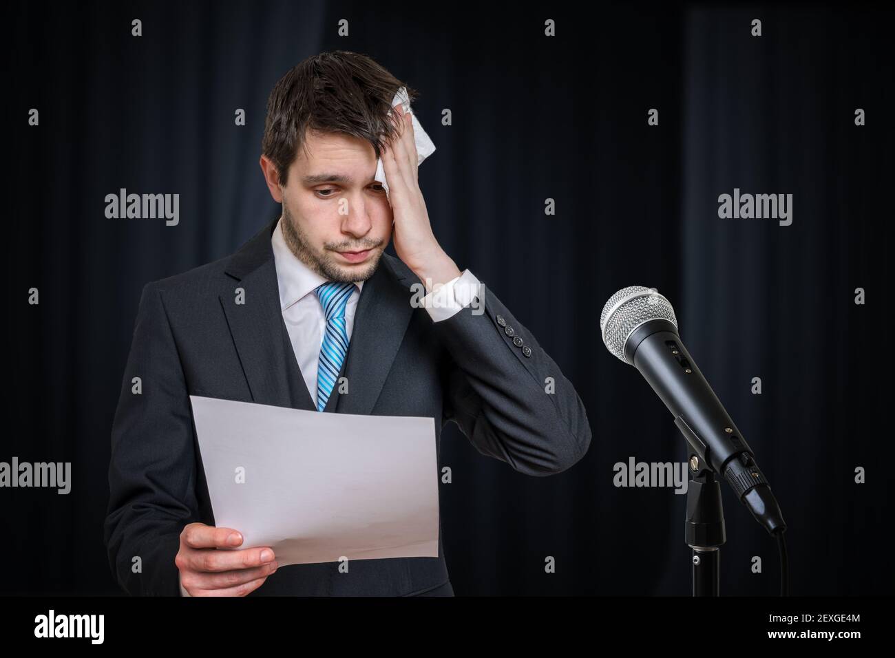 Schwitzen nervöse Sprecher hat Angst vor öffentlichen Rede. Mikrofon vorne  Stockfotografie - Alamy