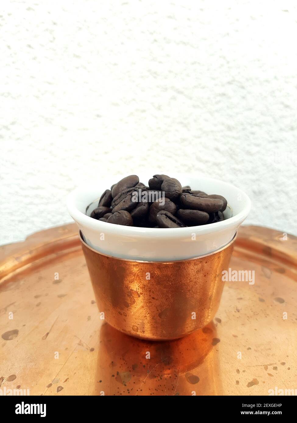 Vintage Kaffeekanne. Kaffeebohnen mit Retro-Topf. Stockfoto