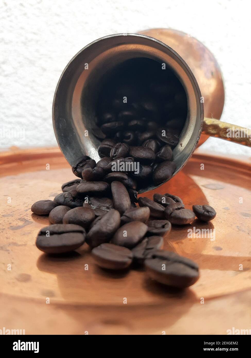 Vintage Kaffeekanne. Kaffeebohnen mit Retro-Topf. Stockfoto