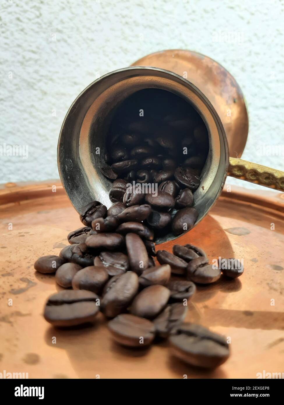 Vintage Kaffeekanne. Kaffeebohnen mit Retro-Topf. Stockfoto