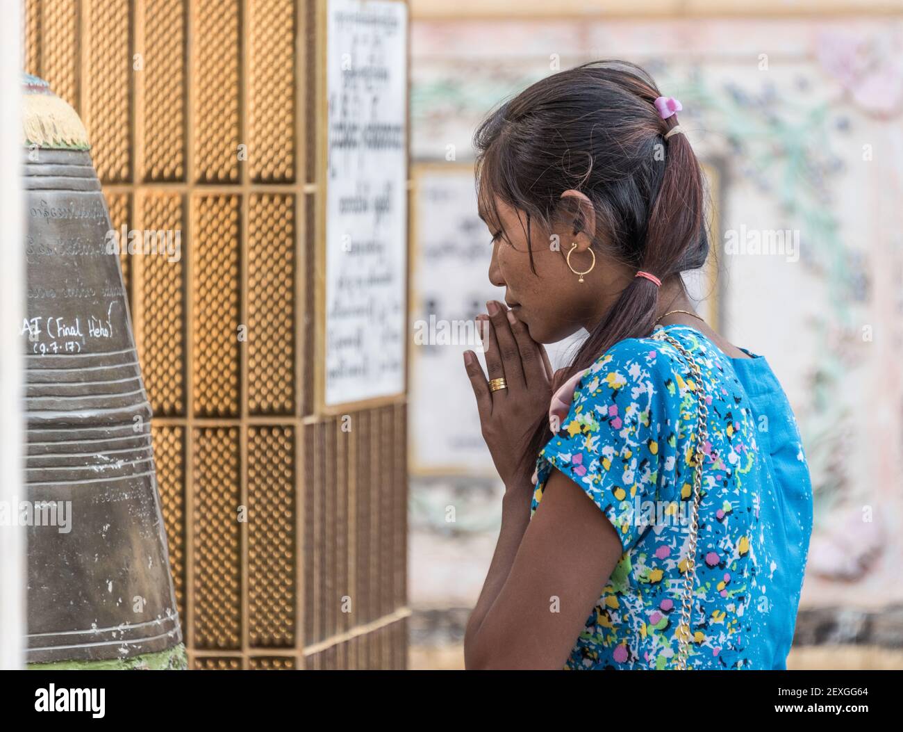 Frau, die im Moe Hnyin Than Boaddai Tempel in Monywa, Myanmar betet Stockfoto