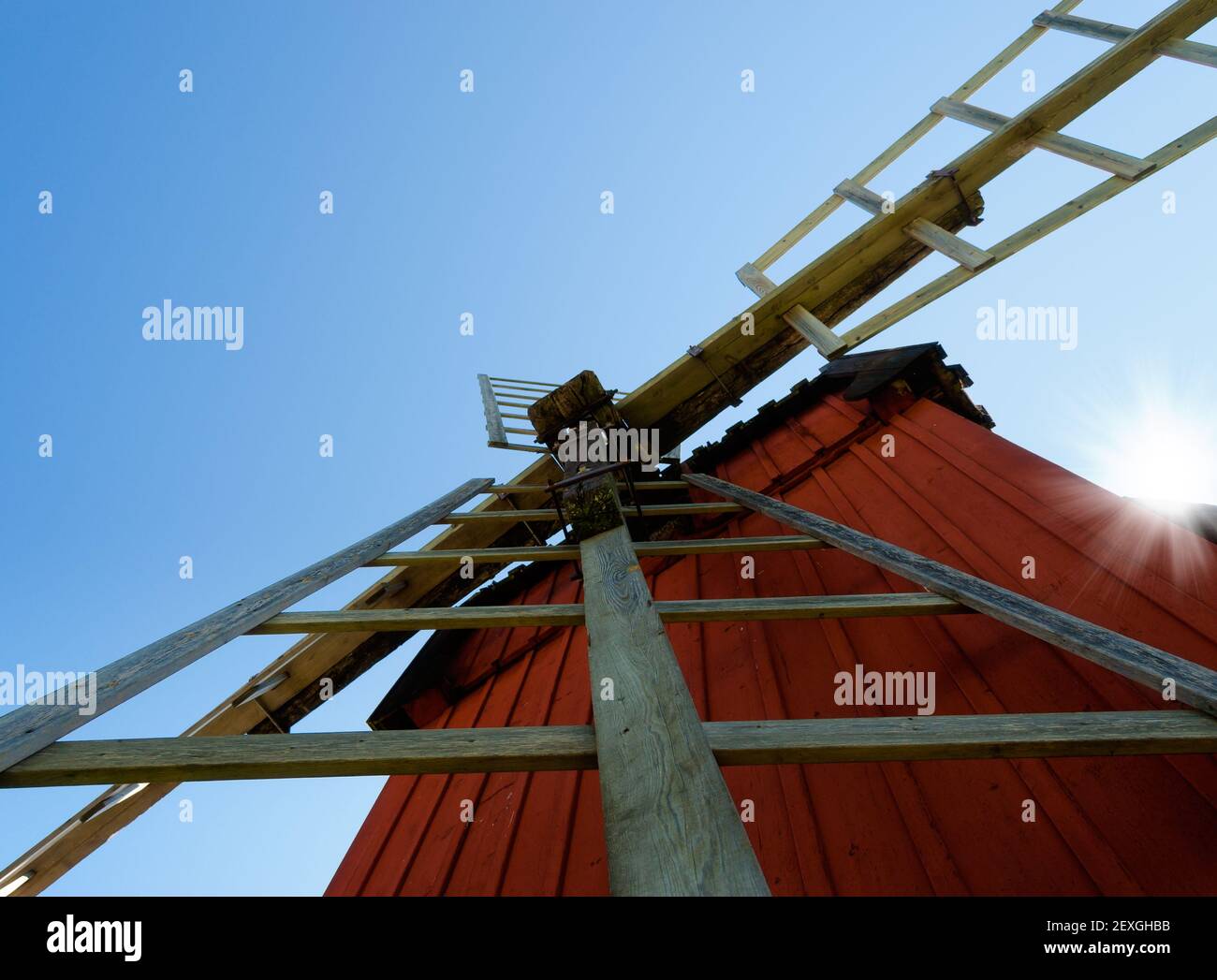 Traditionelle rot bemalte schwedische Windmühle Stockfoto