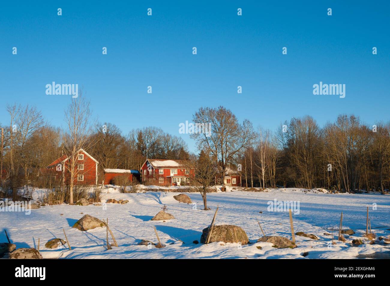 Rot bemalte Holzhäuser in Schweden Stockfoto