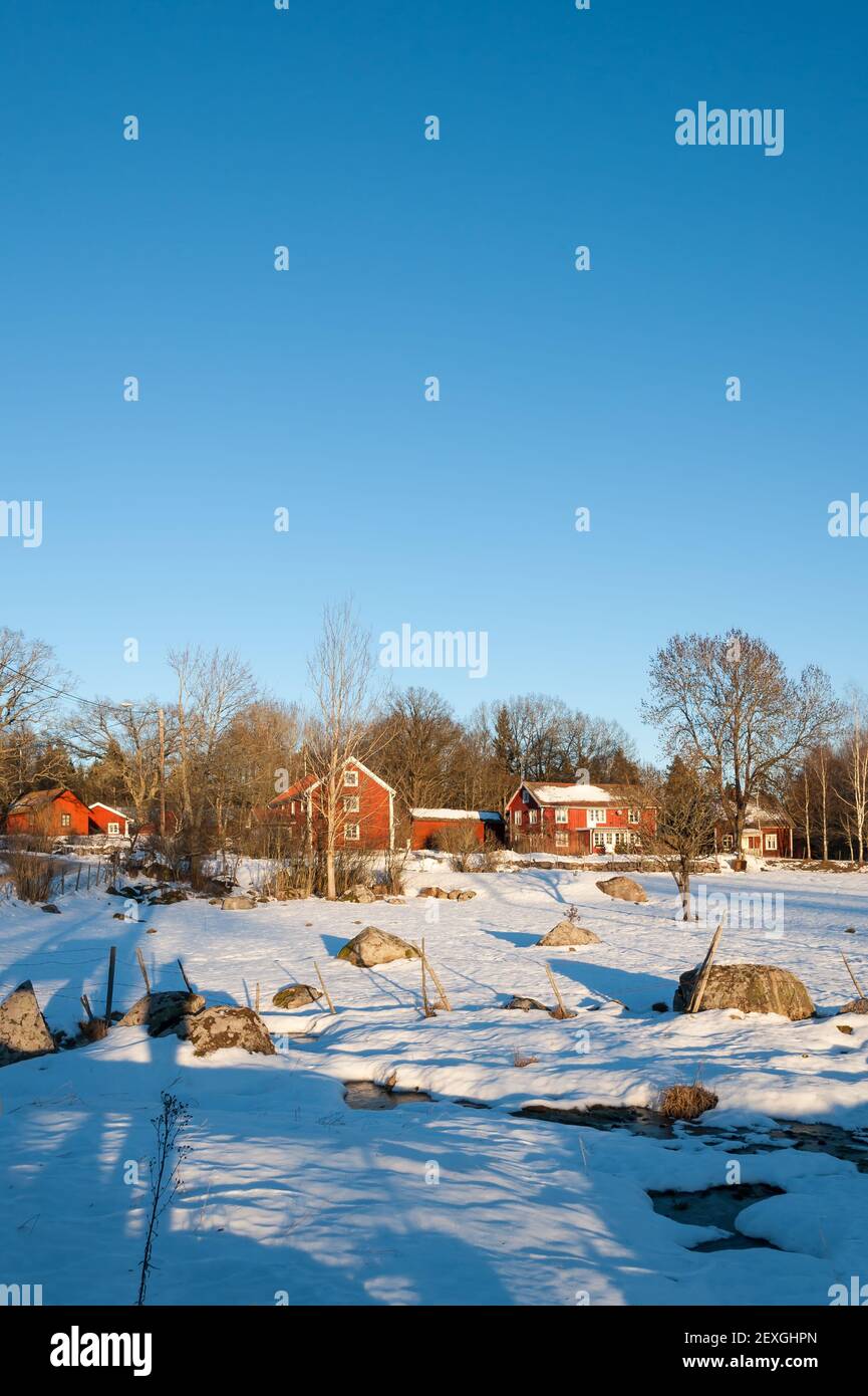 Rot bemalte Holzhäuser in Schweden Stockfoto