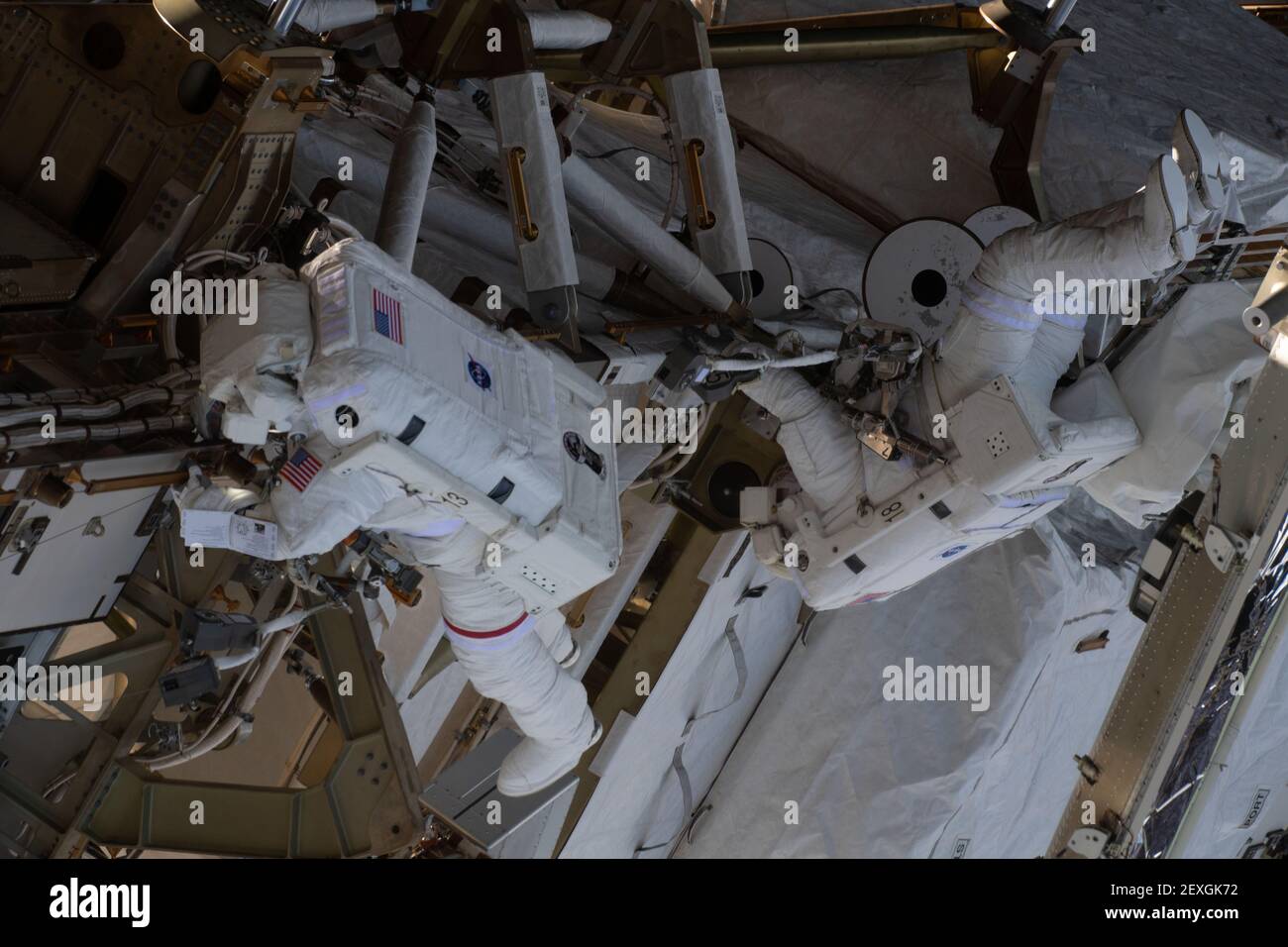 NASA-Astronauten Kate Rubins, links, und Victor Glover, rechts, während eines Spacewalk, um Solar Array Modification Kits auf der Internationalen Raumstation zu installieren 28. Februar 2021 in Earth Orbit. Die Wartungsarbeiten werden neue, leistungsfähigere Solarzellen unterstützen, die auf kommenden SpaceX Dragon Frachtmissionen geliefert werden. Stockfoto