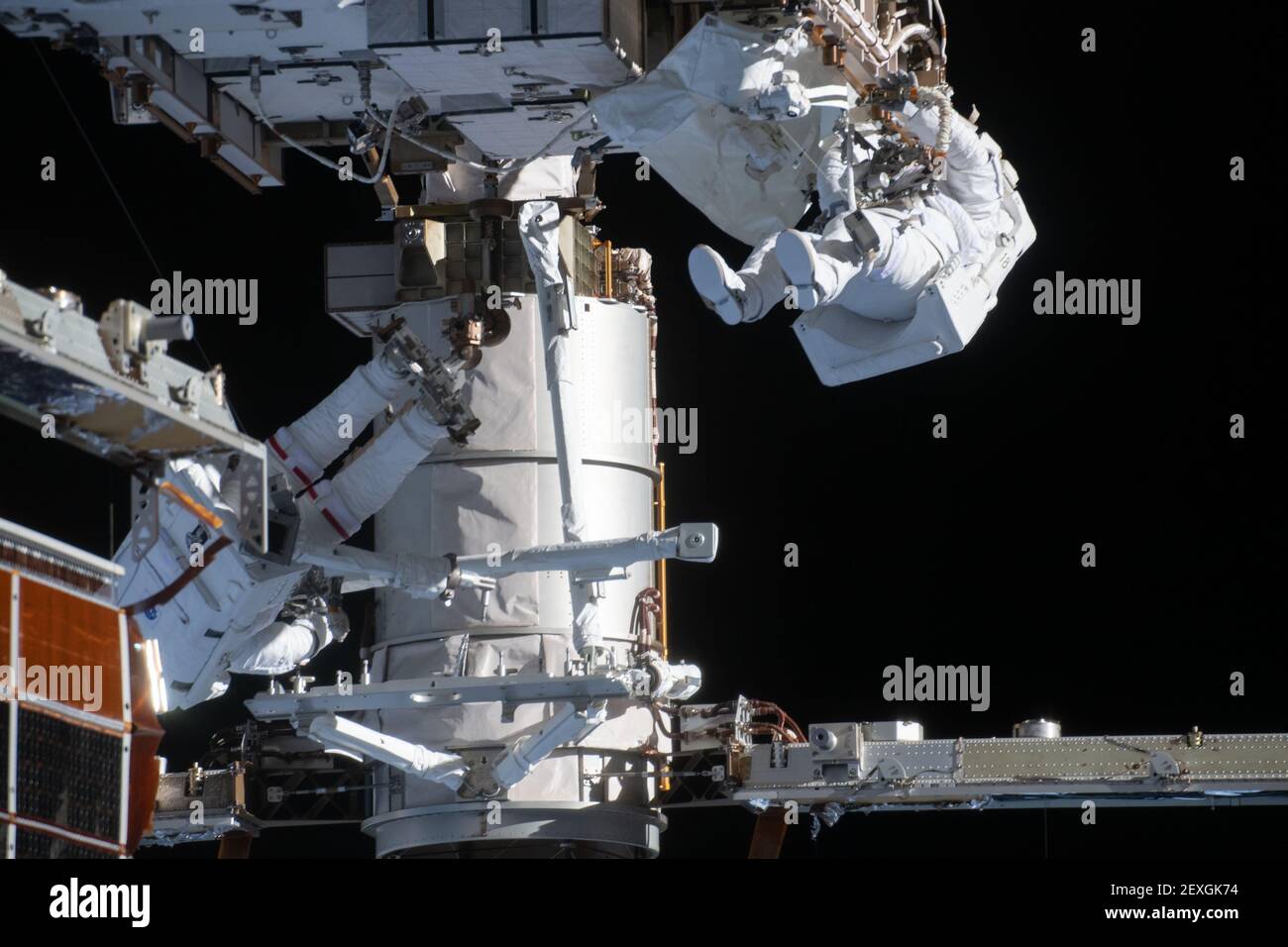 NASA-Astronauten Kate Rubins, links, und Victor Glover, rechts, während eines Spacewalk, um Solar Array Modification Kits auf der Internationalen Raumstation zu installieren 28. Februar 2021 in Earth Orbit. Die Wartungsarbeiten werden neue, leistungsfähigere Solarzellen unterstützen, die auf kommenden SpaceX Dragon Frachtmissionen geliefert werden. Stockfoto