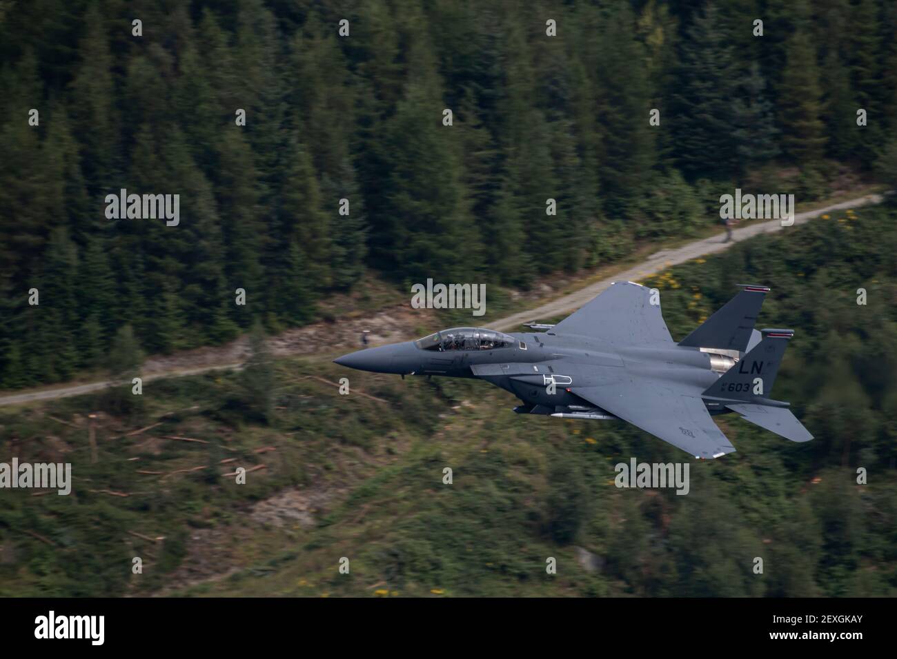 USAF F-15E von RAF Lakenheath. Hier beim Low-Flying-Training im Lake District (Low Fly Area 17), Cumbria, Großbritannien Stockfoto