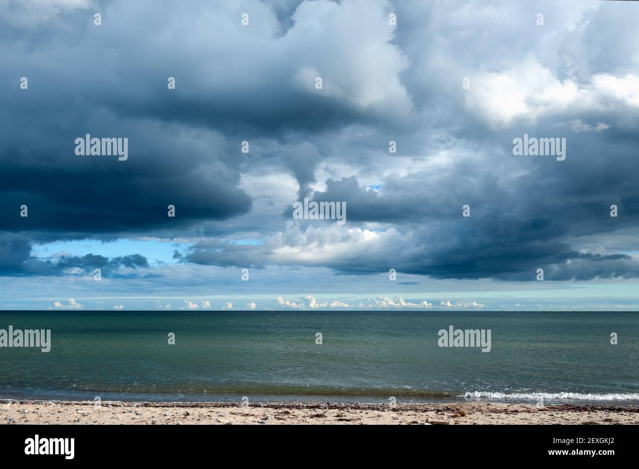 Sturmwolken sammeln sich über dem Meer Stockfoto