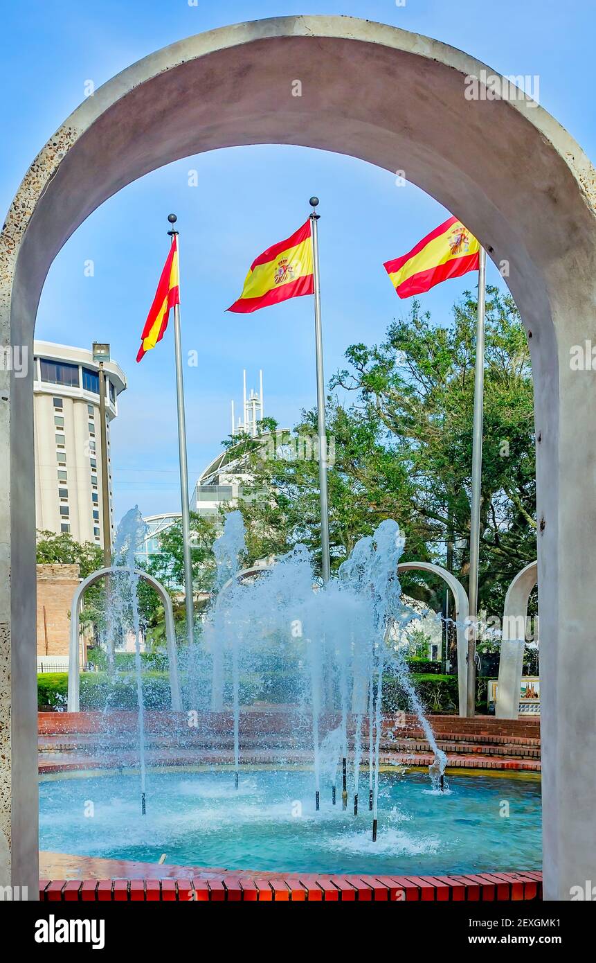 Freundschaftsbögen und spanische Flaggen umgeben den Brunnen am Spanish Plaza, 27. Februar 2021, in Mobile, Alabama. Stockfoto