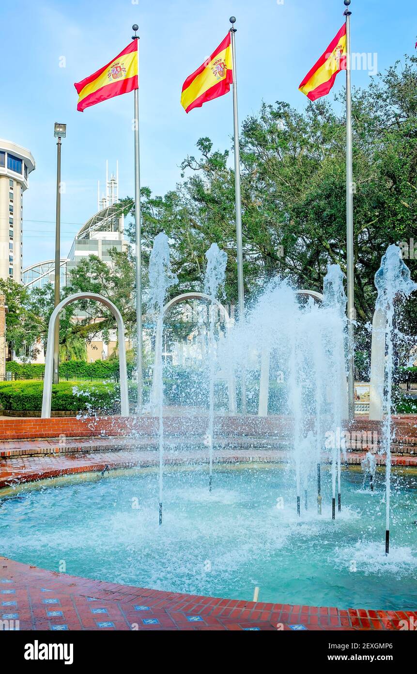 Freundschaftsbögen und spanische Flaggen umgeben den Brunnen am Spanish Plaza, 27. Februar 2021, in Mobile, Alabama. Stockfoto