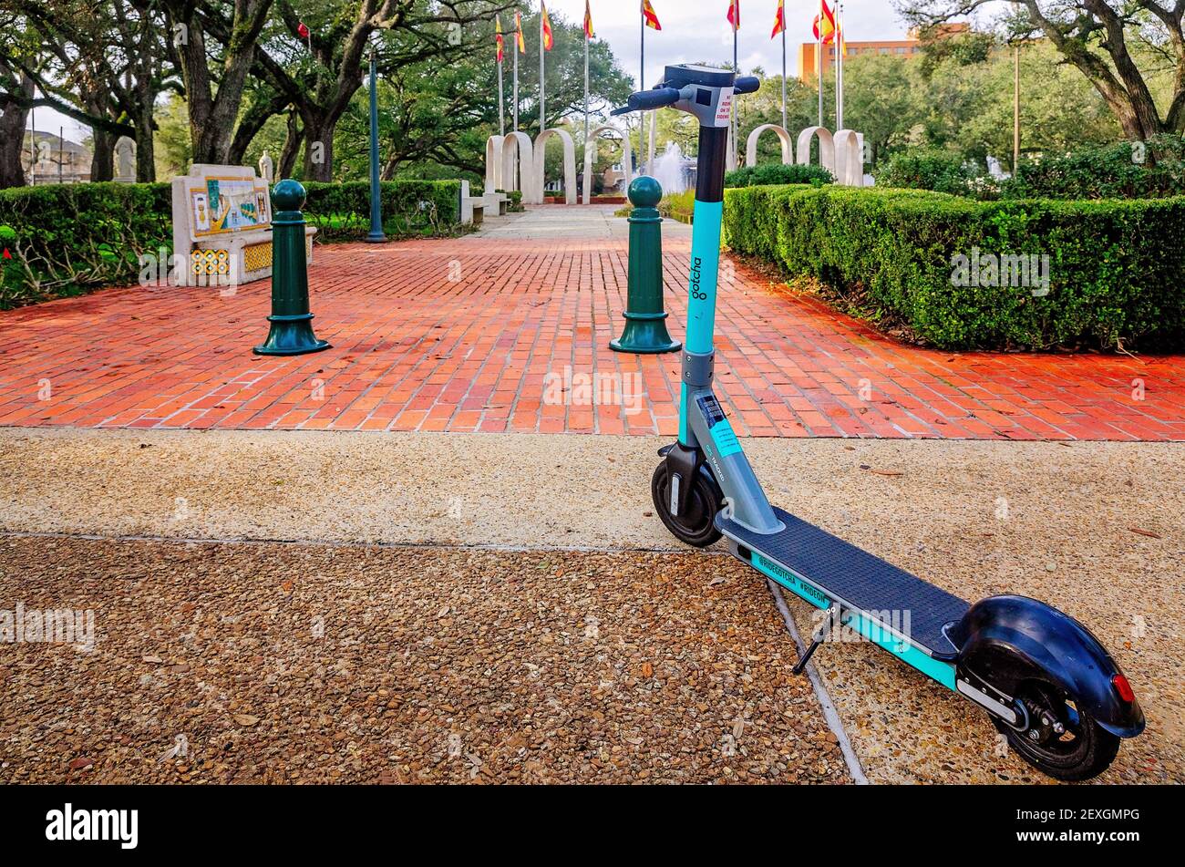 Ein Gotcha Elektroroller ist in der Nähe des Brunnens auf der Spanish Plaza, 27. Februar 2021, in Mobile, Alabama geparkt. Stockfoto