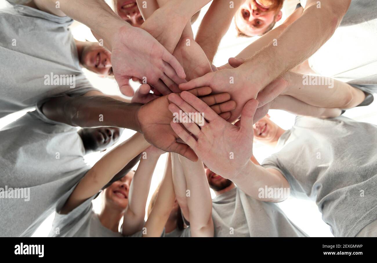 Gruppe von Gleichgesinnten ihre Handflächen schröpfen Stockfoto