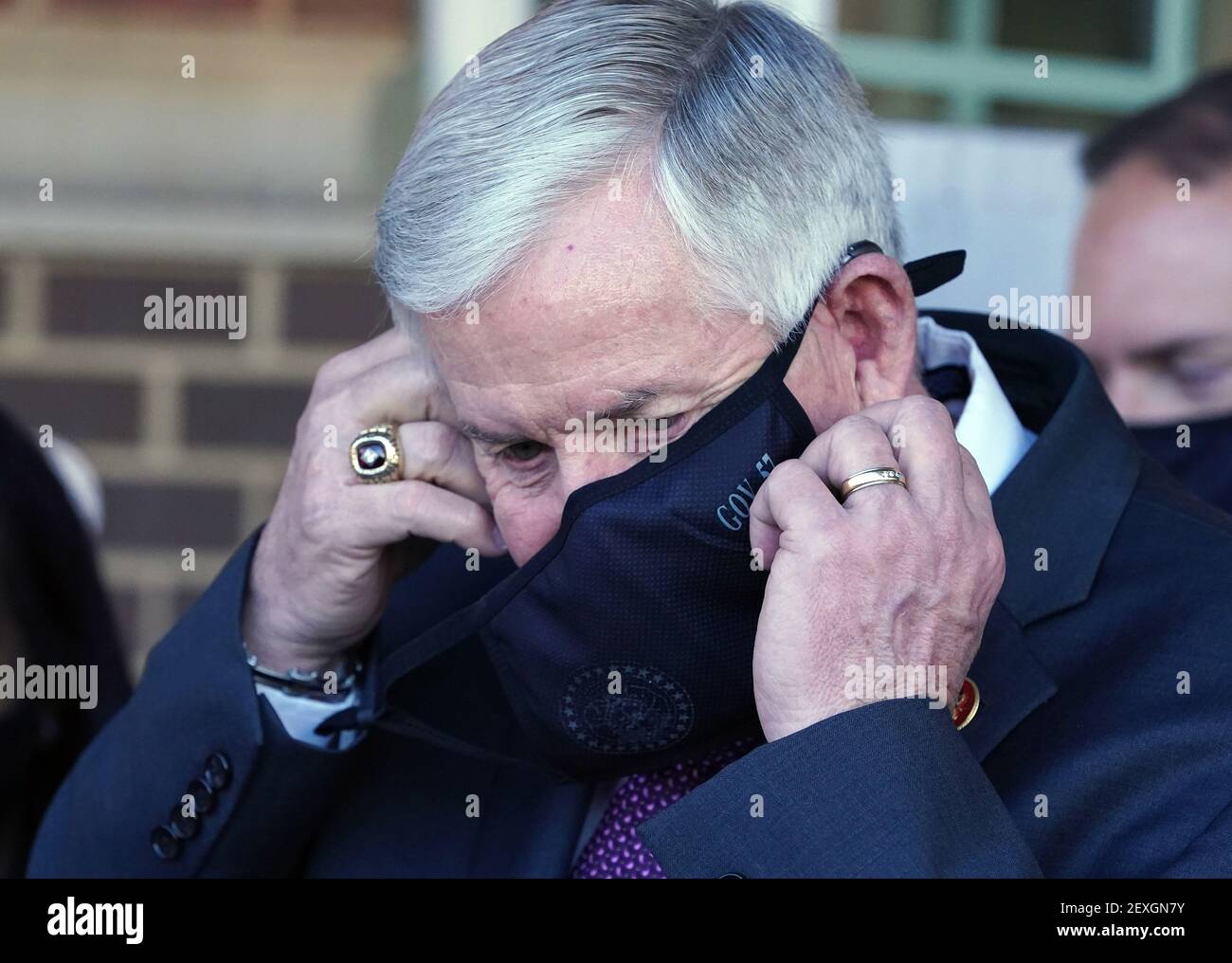 St. Louis, Usa. März 2021, 04th. Missouri Gouverneur Mike Parson zieht seine Maske aus, um mit Reportern zu sprechen, nachdem er am Donnerstag, 4. März 2021, das Cambridge Senior Living Center in St. Louis bereist hat. Parson war zur Hand, um Missouri National Guardsmen zu beobachten, die den neuen Johnson und Johnson One-Shot-Impfstoff verabreichten. Foto von Bill Greenblatt/UPI Kredit: UPI/Alamy Live News Stockfoto