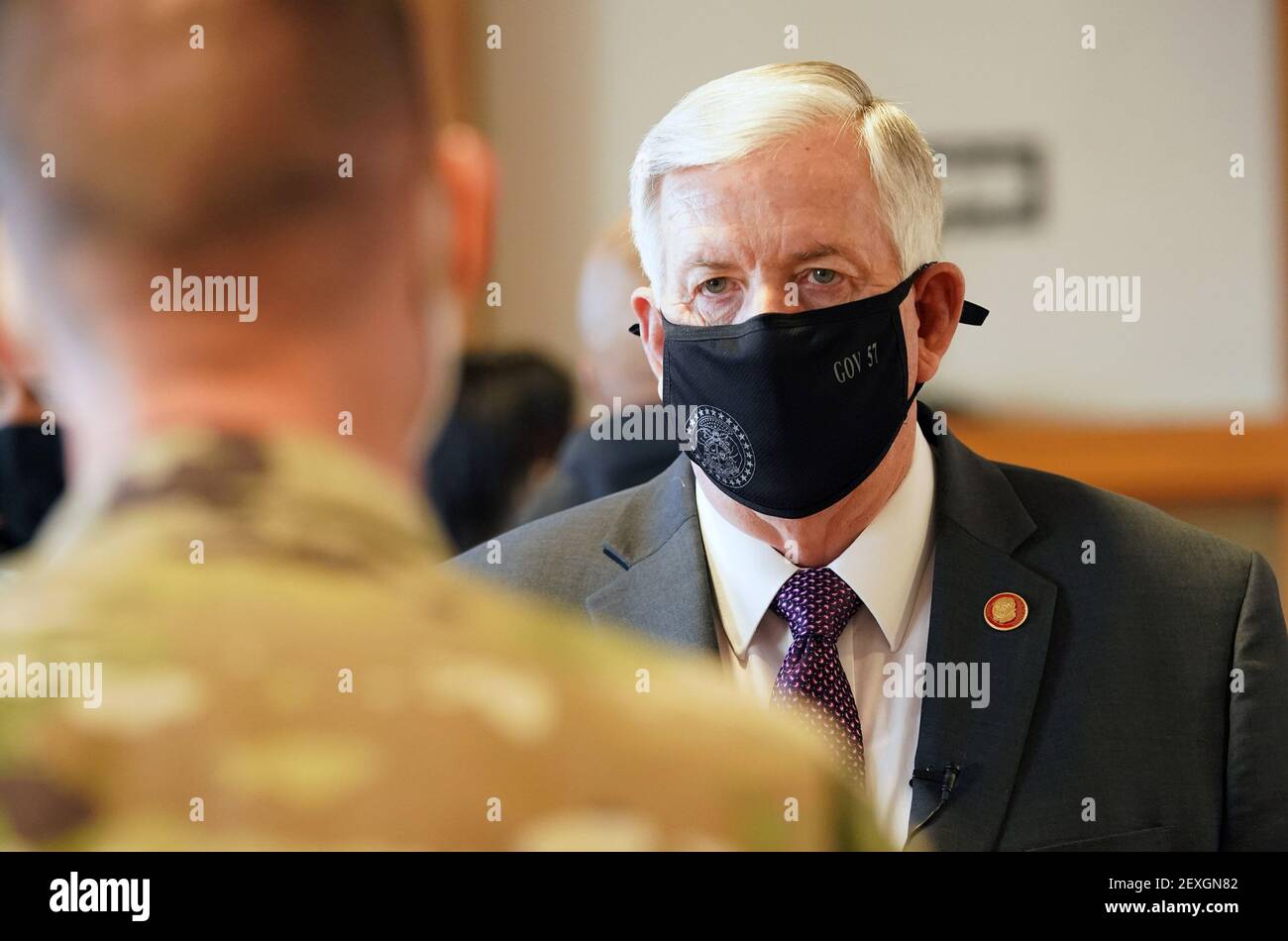 St. Louis, Usa. März 2021, 04th. Missouri Gouverneur Mike Parson spricht mit einem Missouri National Guardsman während einer Tour durch das Cambridge Senior Living Center in St. Louis am Donnerstag, 4. März 2021. Parson war zur Hand, um Missouri National Guardsmen zu beobachten, die den Bewohnern den neuen Johnson und Johnson-Impfstoff verabreichten. Foto von Bill Greenblatt/UPI Kredit: UPI/Alamy Live News Stockfoto