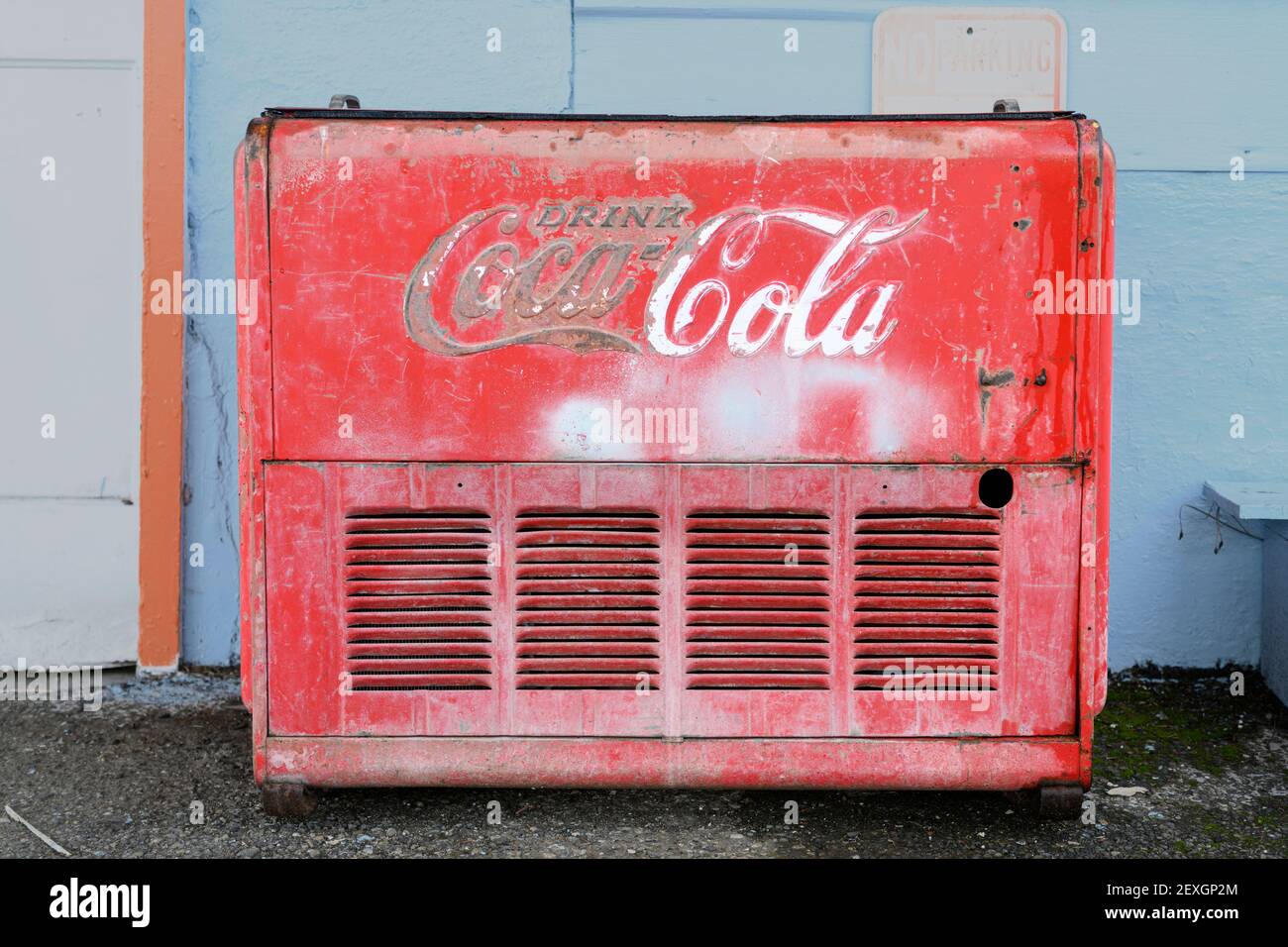 Eine alte Coca-Cola Truhe vor einer ehemaligen Union 76 Station in PE Ell, WA. Stockfoto
