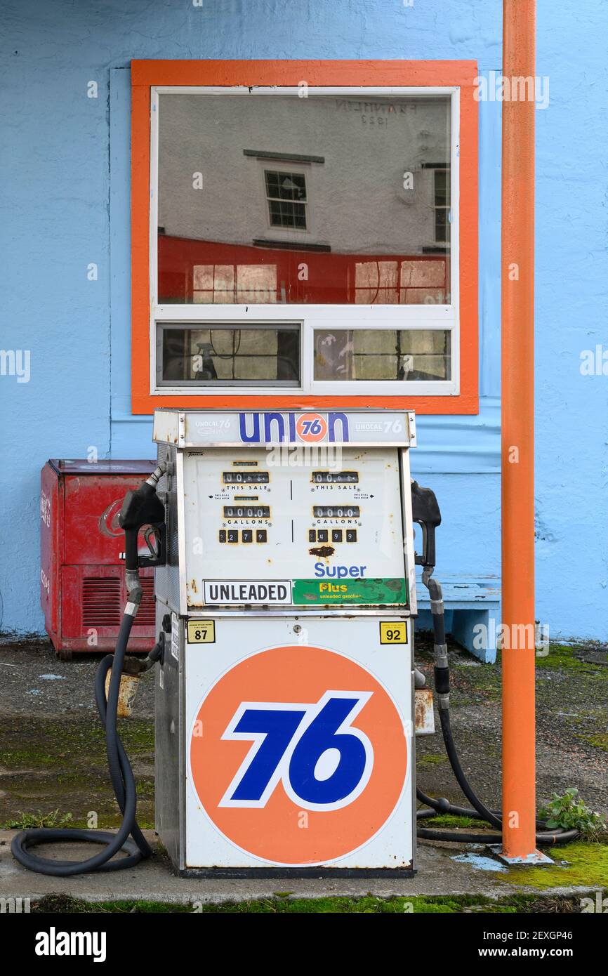 Eine Gaspumpe an einer alten Union 76-Tankstelle in PE Ell, WA. Stockfoto
