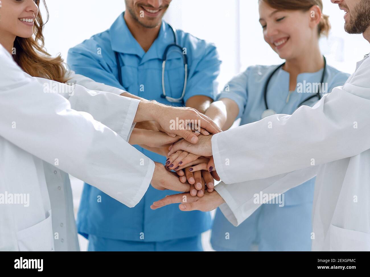 Ärzte und Krankenschwestern stapeln Hände. Konzept der gegenseitigen Hilfe. Stockfoto