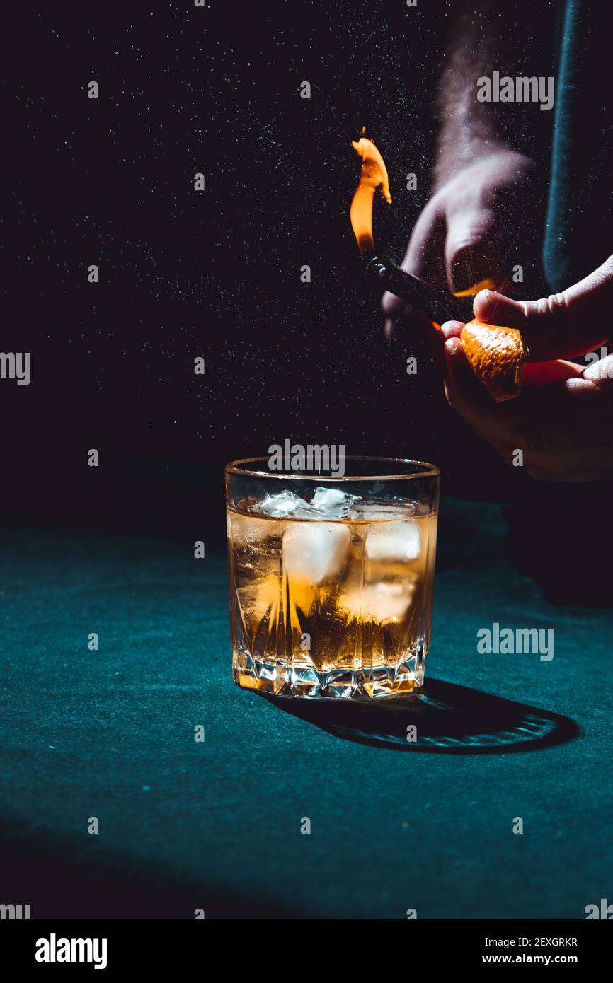 Vorderwinkel Nahaufnahme eines Glases Whiskey Mit geflammtem Orangenöl Stockfoto