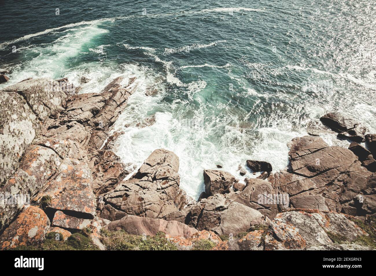 Luftaufnahme des Meeres gegen die Felsen Stockfoto