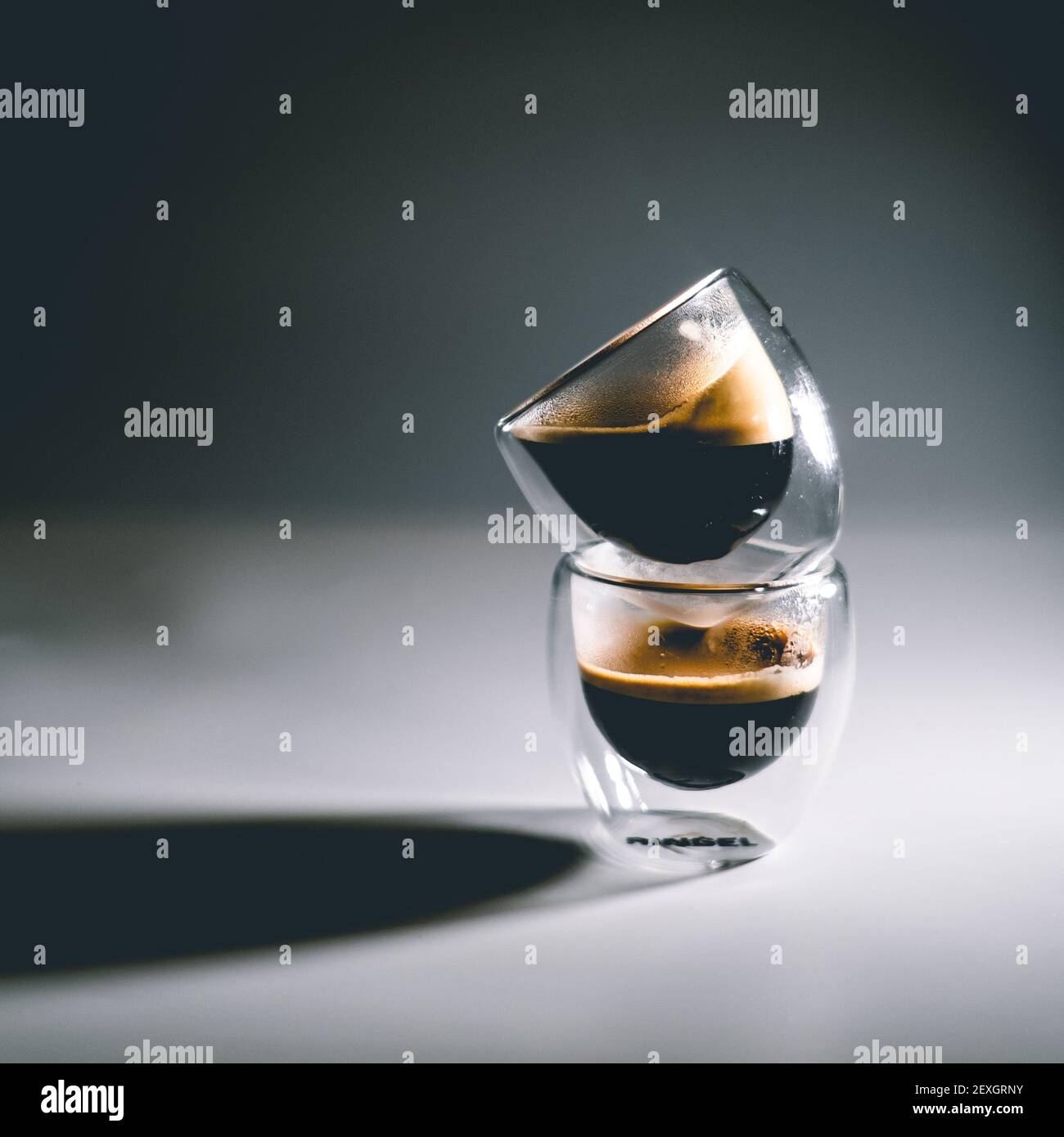 Zwei Tassen Espresso mit dunklem Hintergrund Stockfoto