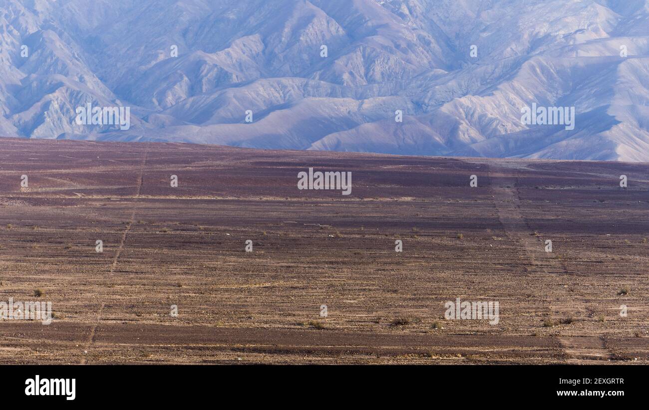 Farbenprächtiger Andenberg hinter mehreren nazca-Linien, Ica Peru Stockfoto