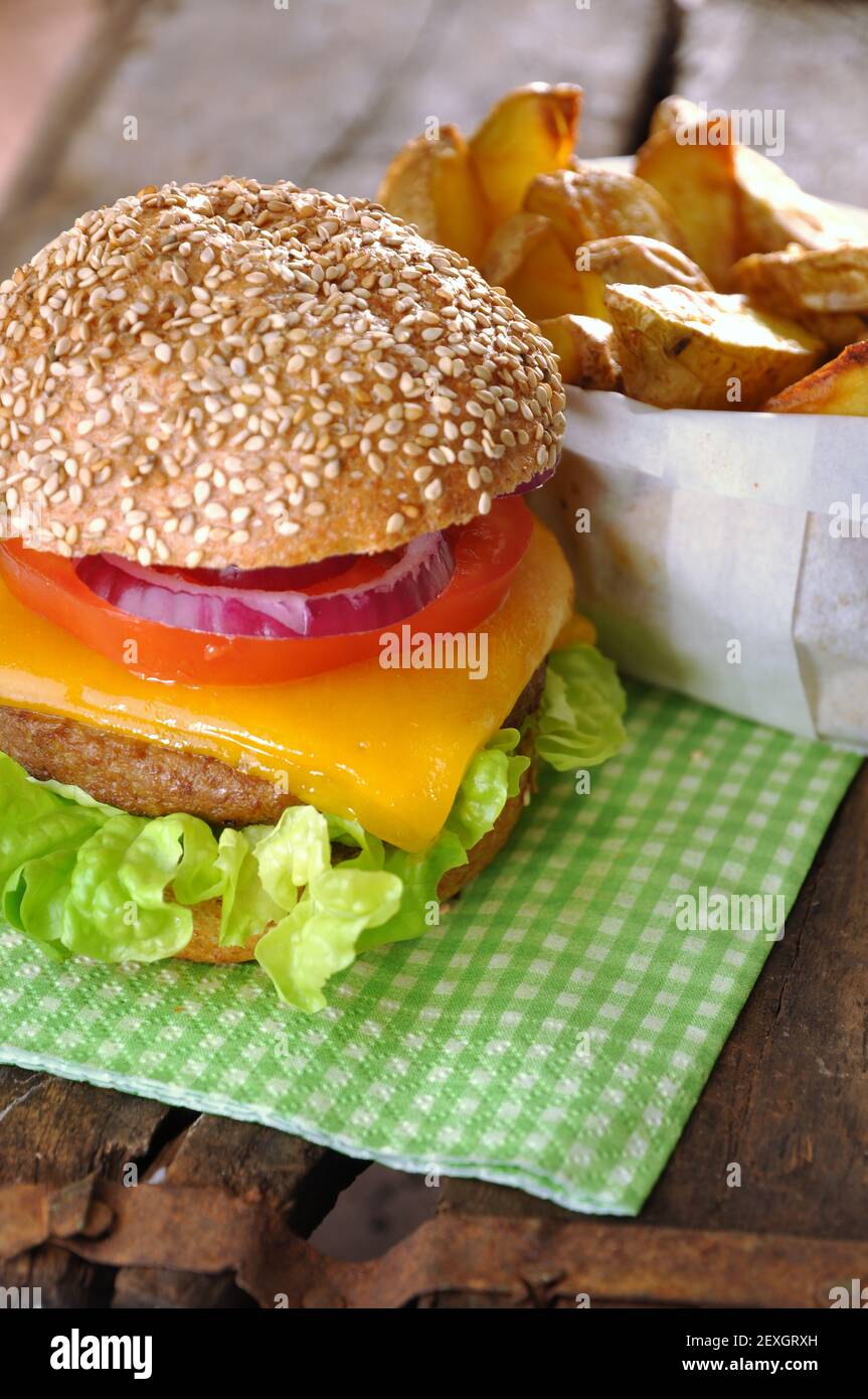 Hausgemachte Burger und Kartoffel Wedges Stockfoto