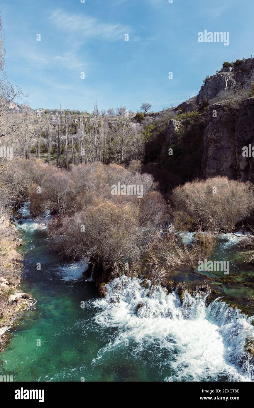 Fluss mit Wasser mit Wasserfall mit grünen und gelben Tönen Und Bäume an den Seiten in der Escabas Fluss in Die Stadt Priego in der Provinz Cuenca in Spanien Stockfoto
